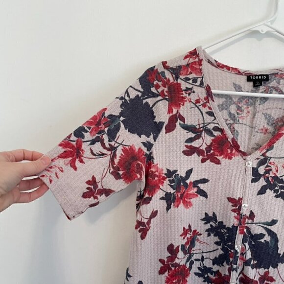 TORRID 0 Plus Size Favorite Tunic Waffle V-Neck Faux Button Front Hilo Floral L - Picture 8 of 13